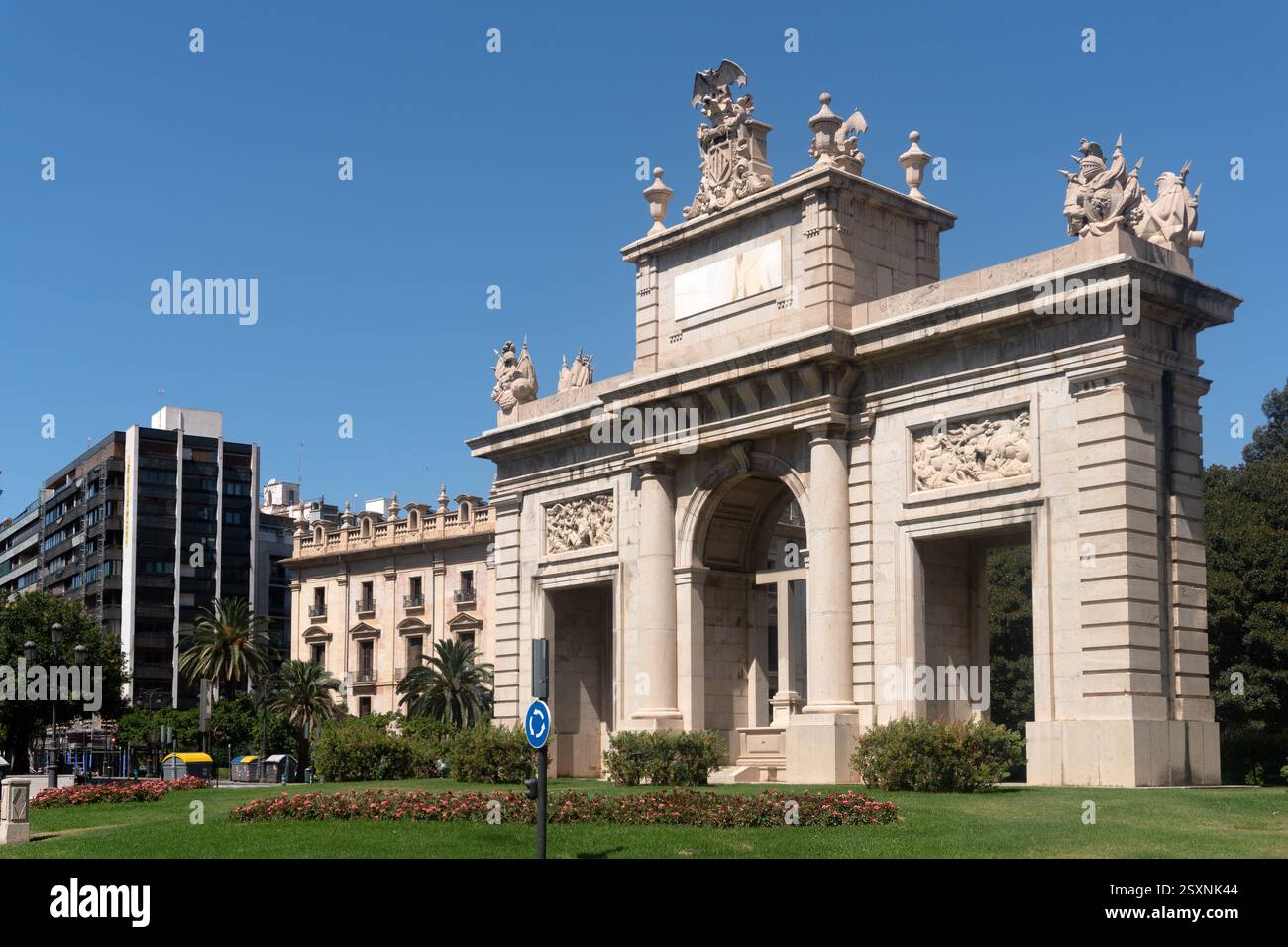VALENCIA, ESPAGNE - 26 JUIN 2021 : Voir porte de Valence dans la vieille ville de la ville par une journée ensoleillée, Espagne. Banque D'Images