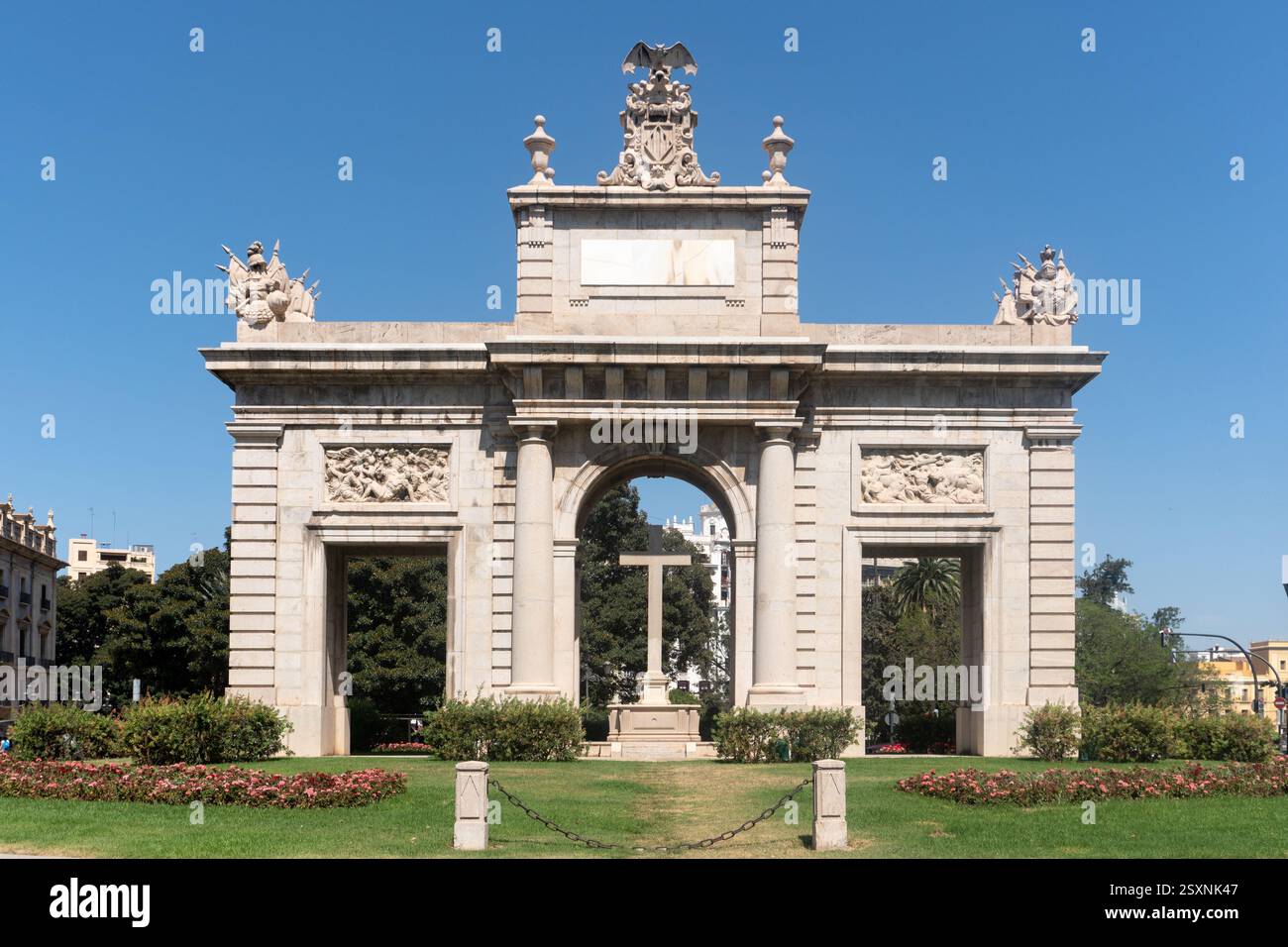 VALENCIA, ESPAGNE - 26 JUIN 2021 : Voir porte de Valence dans la vieille ville de la ville par une journée ensoleillée, Espagne. Banque D'Images