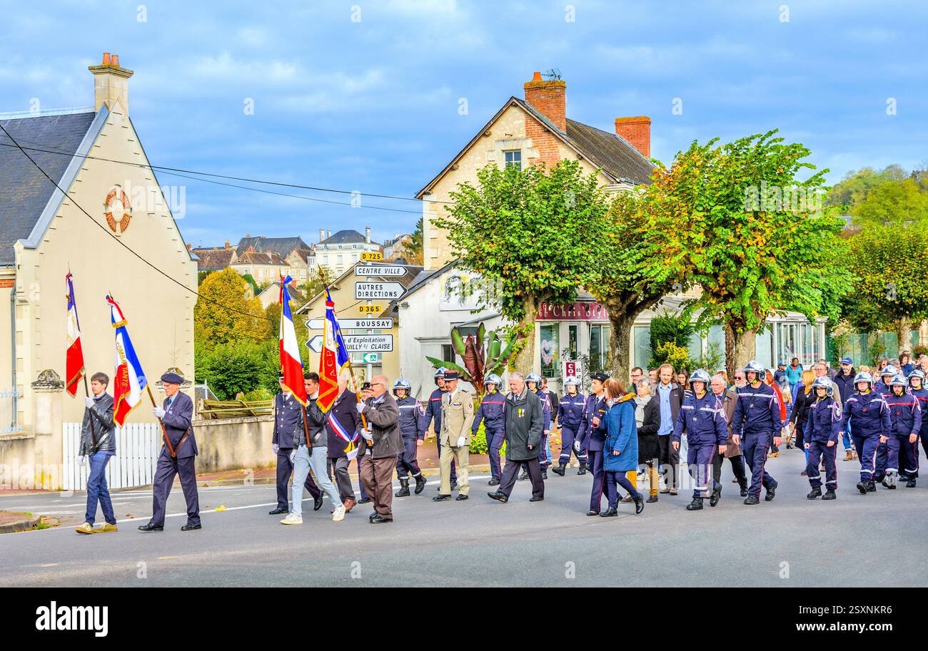 Service commémoratif du 11 novembre marche au mémorial local de guerre - Preuilly-sur-Claise, Indre-et-Loire (37), France. Banque D'Images