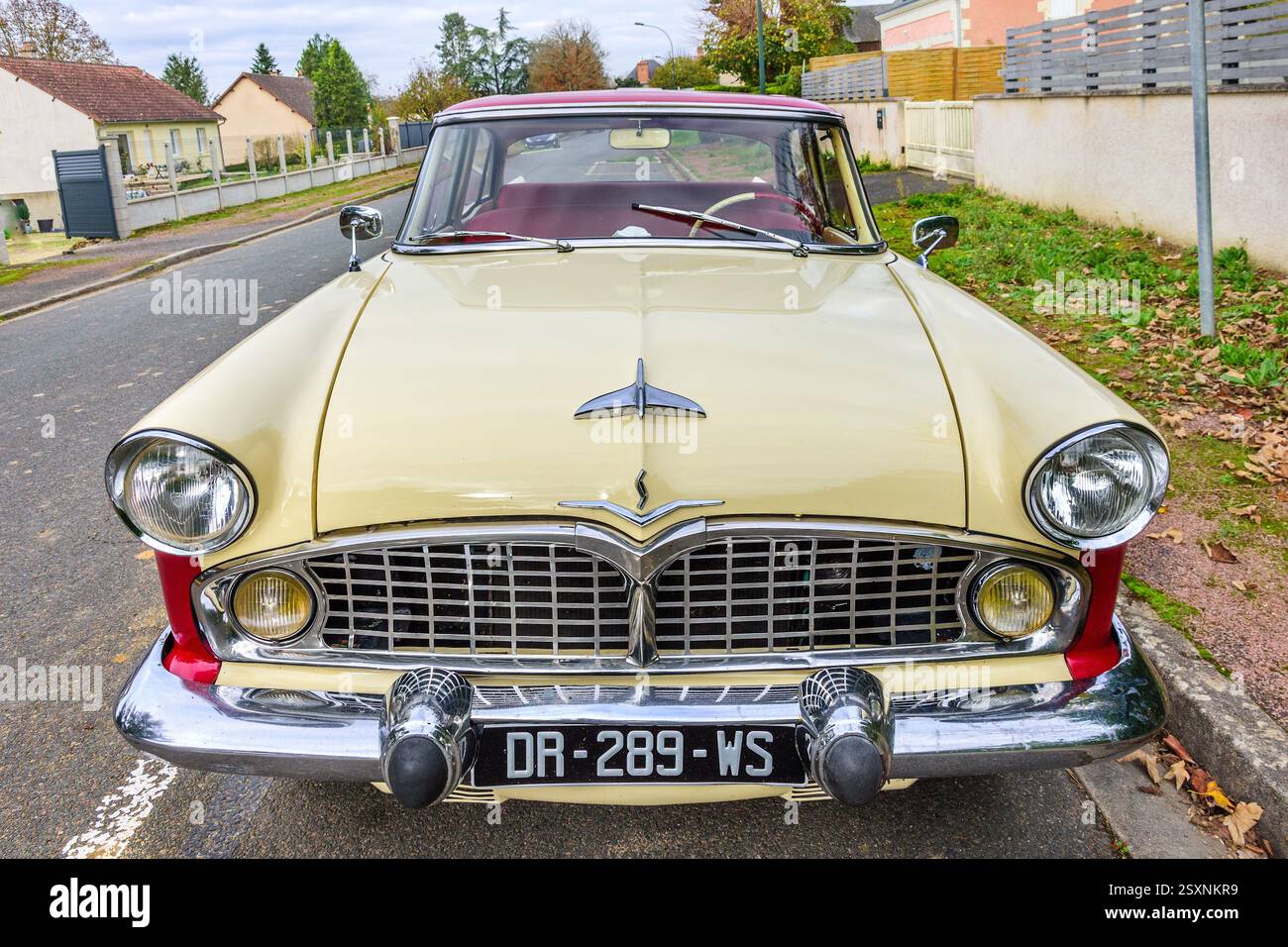 Une voiture Simca Chambord vedette restaurée garée dans un village - Bossay-sur-Claise, Indre-et-)Loire (37), France. Banque D'Images