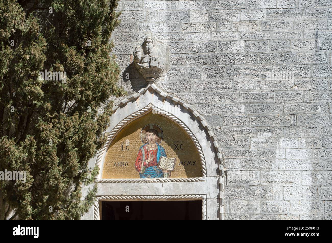 Détail de l'église médiévale en allemand à Brijuni, Croatie, mosaïque avec le portrait d'un saint Banque D'Images