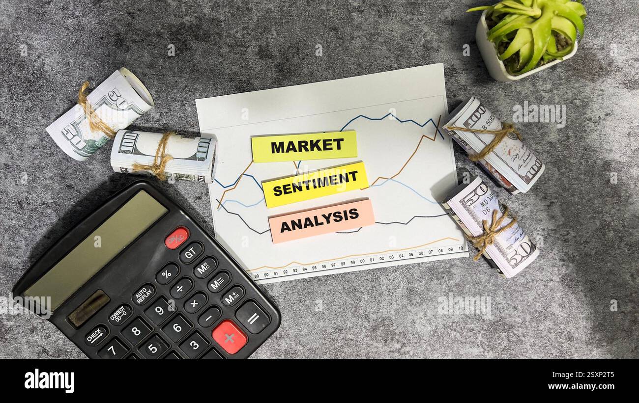 Concept de l'analyse du sentiment du marché écrire sur des notes adhésives isolées sur une table en bois. Banque D'Images