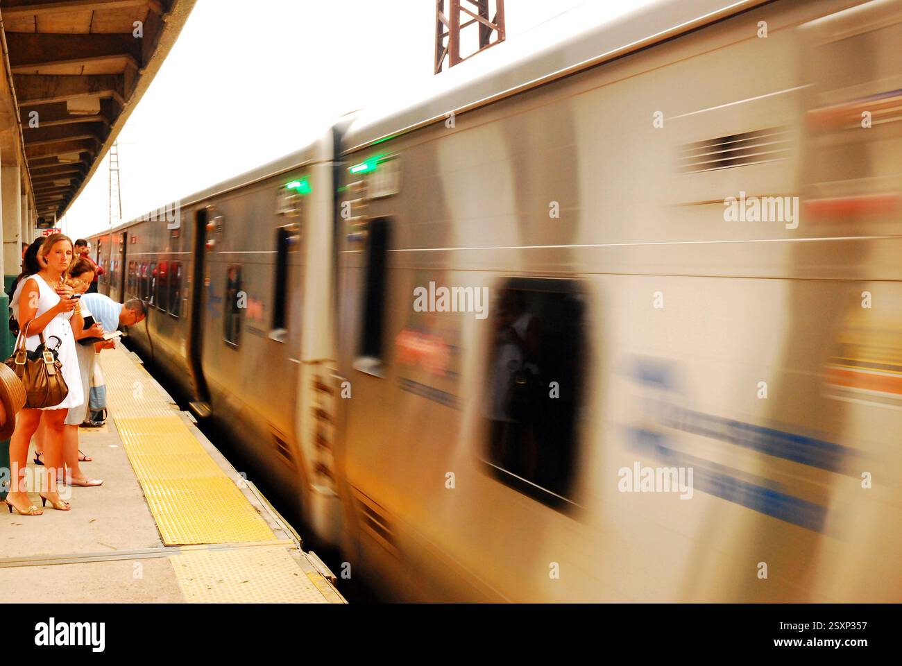 Les navetteurs qui se rendent au travail attendent que leur train long Island Railroad s'arrête à la gare de Rockville Centre New York Banque D'Images