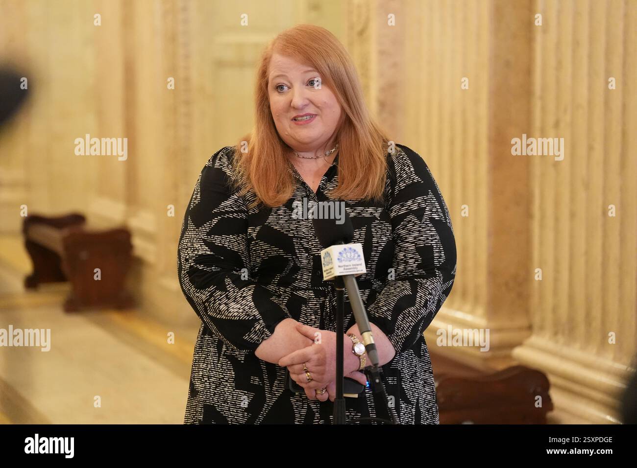 Naomi long, ministre de la Justice de Stormont, s’adressant aux médias aux édifices du Parlement à Stormont, à Belfast. Elle a déclaré que l'exercice de cadrage sur les groupes paramilitaires mis en place par les deux gouvernements pourrait "causer du tort" en Irlande du Nord. Date de la photo : mardi 25 février 2025. Banque D'Images