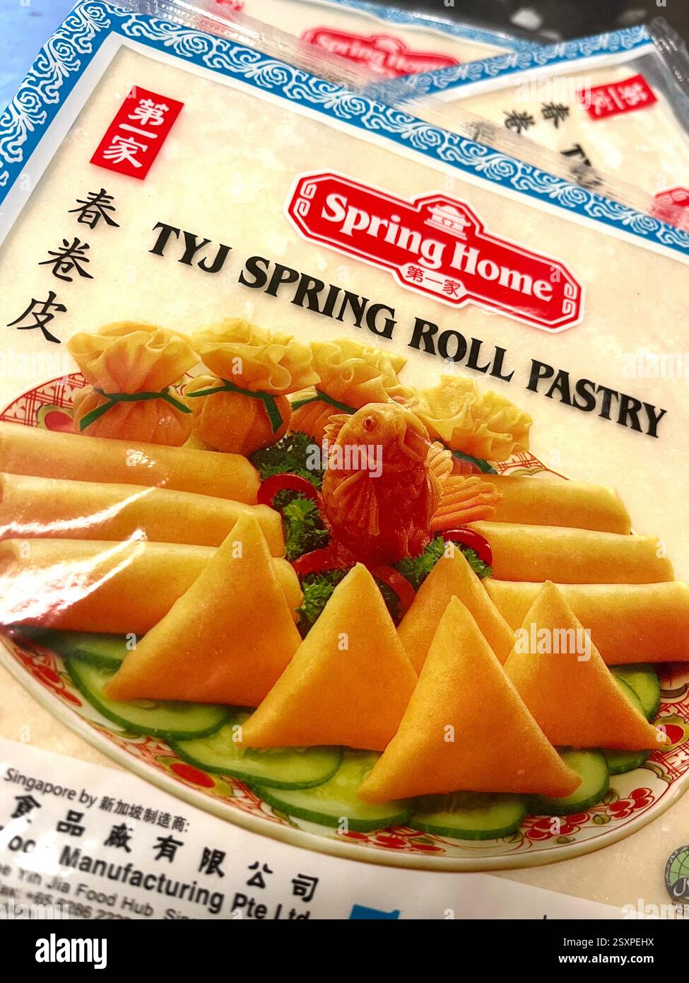 Spring Home Spring roll pâtisserie dans le congélateur de l'épicerie - produit alimentaire asiatique congelé pour faire des rouleaux de printemps traditionnels, cuisine asiatique, nourriture asiatique Banque D'Images