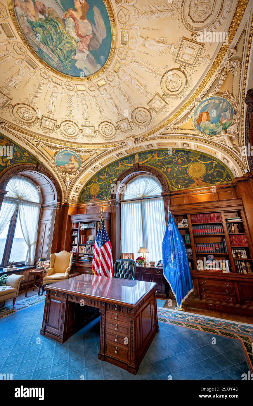 WASHINGTON DC — L'ancien bureau du bibliothécaire du Congrès dans le Jefferson Building a servi d'espace de travail officiel du bibliothécaire de 1897 à 1980. Cette salle richement décorée avec des ornements en stuc ornés, des sculptures classiques d'Albert Weinert et des peintures au plafond d'Edward J. Holslag accueille maintenant des cérémonies. Le bureau comporte des inscriptions latines célébrant la littérature et l'apprentissage, y compris 'Litera scripta manet' (le mot écrit dure) dans le médaillon central du plafond. Banque D'Images