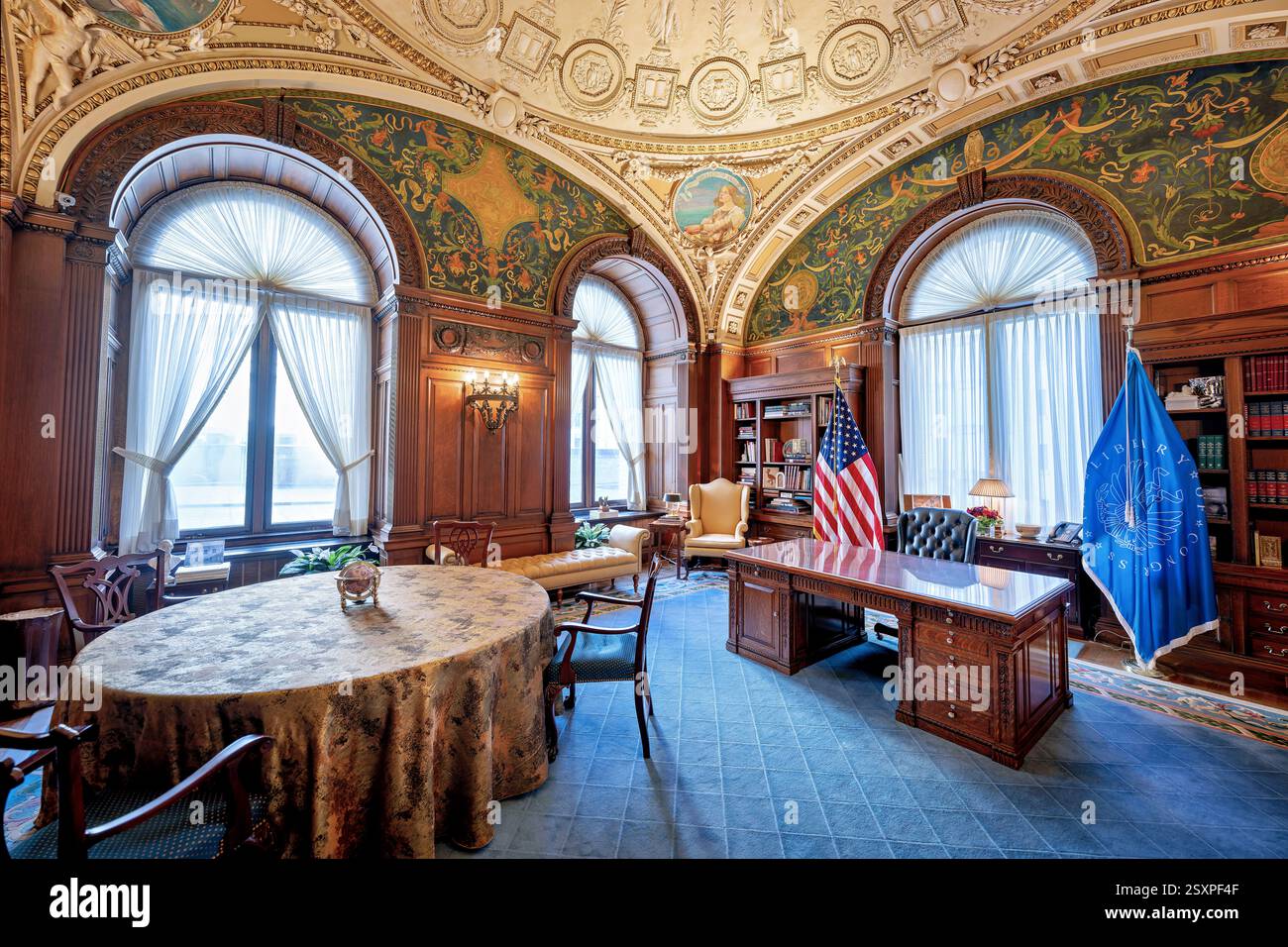 WASHINGTON DC — L'ancien bureau du bibliothécaire du Congrès dans le Jefferson Building a servi d'espace de travail officiel du bibliothécaire de 1897 à 1980. Cette salle richement décorée avec des ornements en stuc ornés, des sculptures classiques d'Albert Weinert et des peintures au plafond d'Edward J. Holslag accueille maintenant des cérémonies. Le bureau comporte des inscriptions latines célébrant la littérature et l'apprentissage, y compris 'Litera scripta manet' (le mot écrit dure) dans le médaillon central du plafond. Banque D'Images