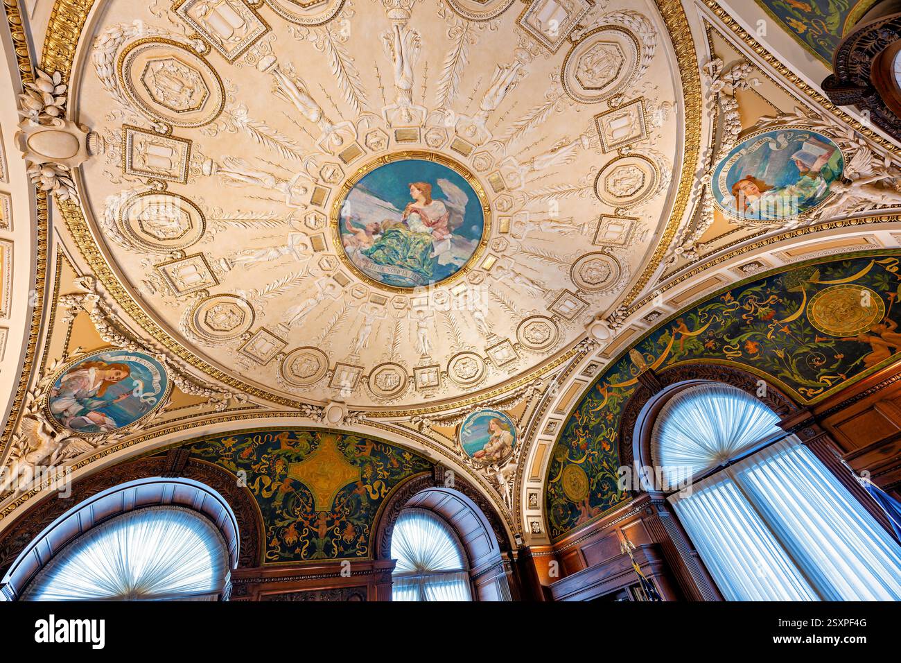 WASHINGTON DC — L'ancien bureau du bibliothécaire du Congrès dans le Jefferson Building a servi d'espace de travail officiel du bibliothécaire de 1897 à 1980. Cette salle richement décorée avec des ornements en stuc ornés, des sculptures classiques d'Albert Weinert et des peintures au plafond d'Edward J. Holslag accueille maintenant des cérémonies. Le bureau comporte des inscriptions latines célébrant la littérature et l'apprentissage, y compris 'Litera scripta manet' (le mot écrit dure) dans le médaillon central du plafond. Banque D'Images