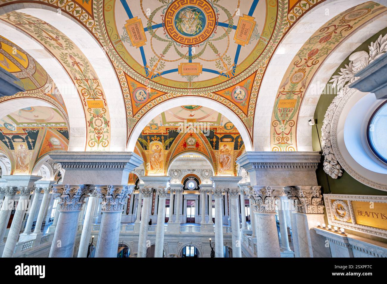 WASHINGTON DC — le Great Hall de la Bibliothèque du Congrès Thomas Jefferson Building présente un intérieur Beaux-Arts orné avec des escaliers en marbre, des sculptures décoratives putti et des plafonds élaborés. Achevé en 1897, le bâtiment représentait une réalisation nationale sans précédent et était considéré comme la bibliothèque la plus grande, la plus coûteuse et la plus sûre au monde à l'époque. La salle contient des œuvres de près de cinquante peintres et sculpteurs américains, dont les putti de Philip Martiny sur le grand escalier et la mosaïque de Minerve d'Elihu Vedder. Banque D'Images