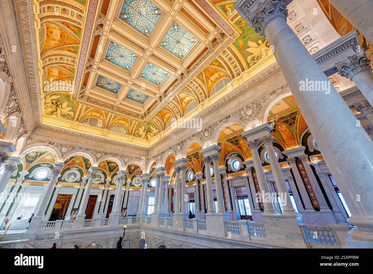 WASHINGTON DC — le Great Hall de la Bibliothèque du Congrès Thomas Jefferson Building présente un intérieur Beaux-Arts orné avec des escaliers en marbre, des sculptures décoratives putti et des plafonds élaborés. Achevé en 1897, le bâtiment représentait une réalisation nationale sans précédent et était considéré comme la bibliothèque la plus grande, la plus coûteuse et la plus sûre au monde à l'époque. La salle contient des œuvres de près de cinquante peintres et sculpteurs américains, dont les putti de Philip Martiny sur le grand escalier et la mosaïque de Minerve d'Elihu Vedder. Banque D'Images