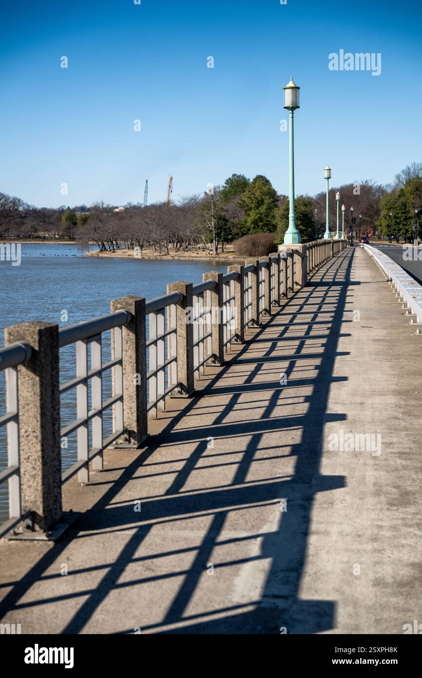 WASHINGTON DC — le pont Kutz enjambe le Tidal Basin à Washington DC, reliant Independence Avenue au secteur riverain. La travée en béton donne accès à de nombreux monuments, dont le Jefferson Memorial, le FDR Memorial et le MLK Memorial. Le pont sert à la fois de passage de véhicules et de passage piétonnier dans le réseau plus grand du National Mall et des parcs commémoratifs. Banque D'Images WASHINGTON DC — le pont Kutz enjambe le Tidal Basin à Washington DC, reliant Independence Avenue au secteur riverain. La travée en béton donne accès à de nombreux monuments, dont le Jefferson Memorial, le FDR Memorial et le MLK Memorial. Le pont sert à la fois de passage de véhicules et de passage piétonnier dans le réseau plus grand du National Mall et des parcs commémoratifs. Banque D'Images