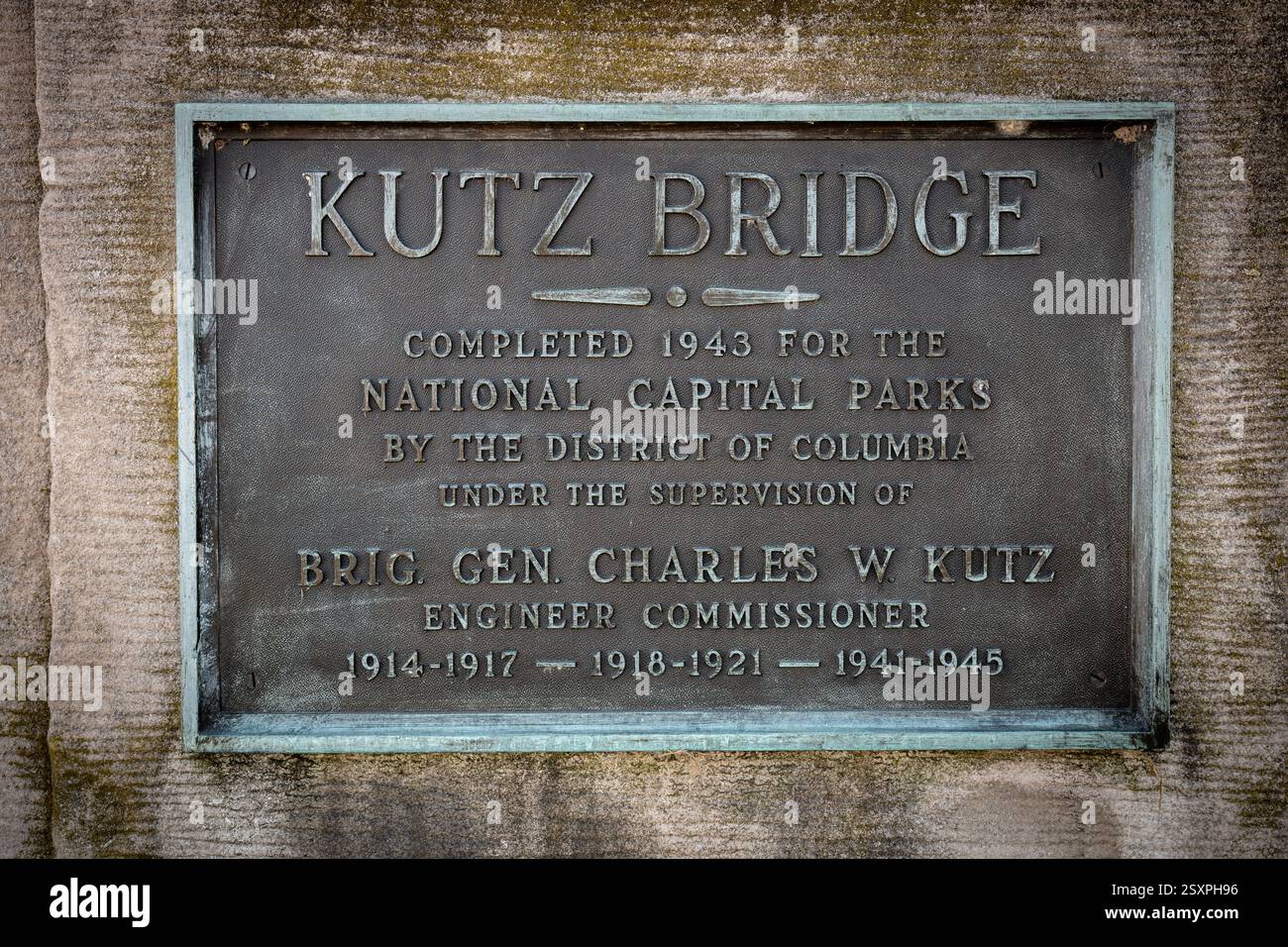 WASHINGTON DC — le pont Kutz enjambe le Tidal Basin à Washington DC, reliant Independence Avenue au secteur riverain. La travée en béton donne accès à de nombreux monuments, dont le Jefferson Memorial, le FDR Memorial et le MLK Memorial. Le pont sert à la fois de passage de véhicules et de passage piétonnier dans le réseau plus grand du National Mall et des parcs commémoratifs. Banque D'Images WASHINGTON DC — le pont Kutz enjambe le Tidal Basin à Washington DC, reliant Independence Avenue au secteur riverain. La travée en béton donne accès à de nombreux monuments, dont le Jefferson Memorial, le FDR Memorial et le MLK Memorial. Le pont sert à la fois de passage de véhicules et de passage piétonnier dans le réseau plus grand du National Mall et des parcs commémoratifs. Banque D'Images