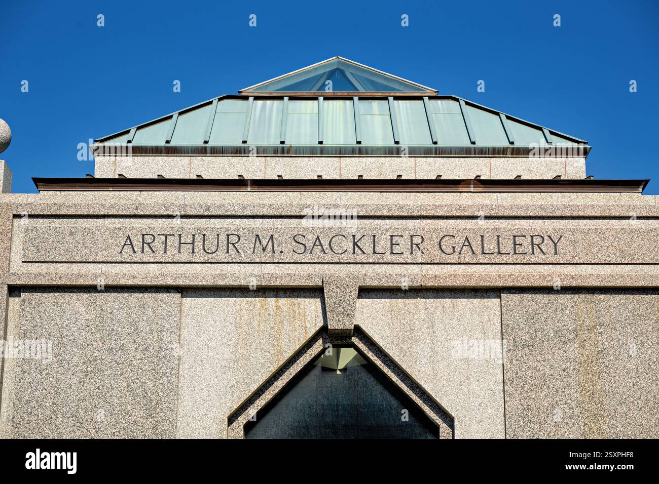 Musée d'art asiatique Smithsonian à Washington DC | WASHINGTON DC, États-Unis — vue rapprochée des puits de lumière pyramidaux et du parapet de granit de la galerie Arthur M. Sackler, qui font partie du complexe souterrain qui constitue le musée national d'art asiatique du Smithsonian. Le bâtiment a ouvert ses portes en 1987 et a été conçu pour maintenir son volume en dessous du niveau, préservant les lignes de visibilité ouvertes à travers le National Mall au-dessus. Banque D'Images