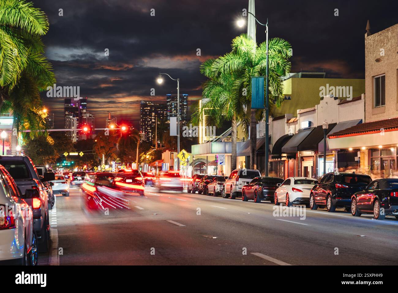 Scène animée avec Calle Ocho dans Little Havana à Miami, bien connue pour son fort héritage cubain et sa vie de rue animée Banque D'Images