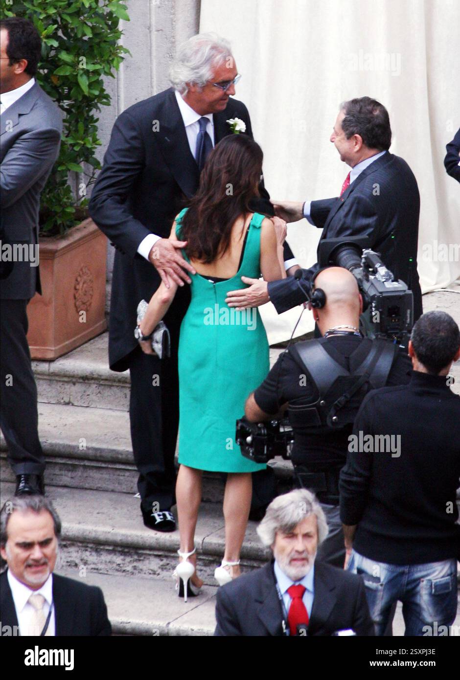14 Giugno 2008 Roma Archivio Storico Olycom/Lapresse Flavio Briatore (Verzuolo, 12 aprile 1950) è un imprenditore, dirigente d'azienda, dirigente sportivo, personaggio televisivo e socialite Italiano. È conosciuto principalmente per essere stato team manager in Formula 1, con la scuderia Benetton poi divenuta Renault, e per essere a capo del Gruppo internazionale di Hospitality di lusso Majestas, précédentemente nota come Billionaire Life. Nella Foto : matrimonio Flavio Briatore e Elisabetta Gregoraci, l'arrivo di Jean Todt con la compagna Michelle Yeoh accolti da Briatore dans la photo : Flavio Banque D'Images