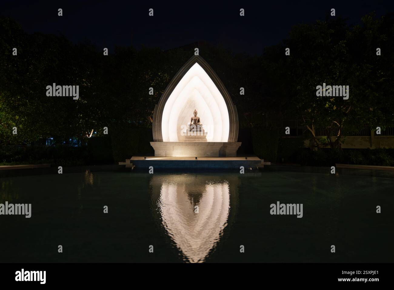 Bouddha assis illuminé tourné à Bangkok Banque D'Images