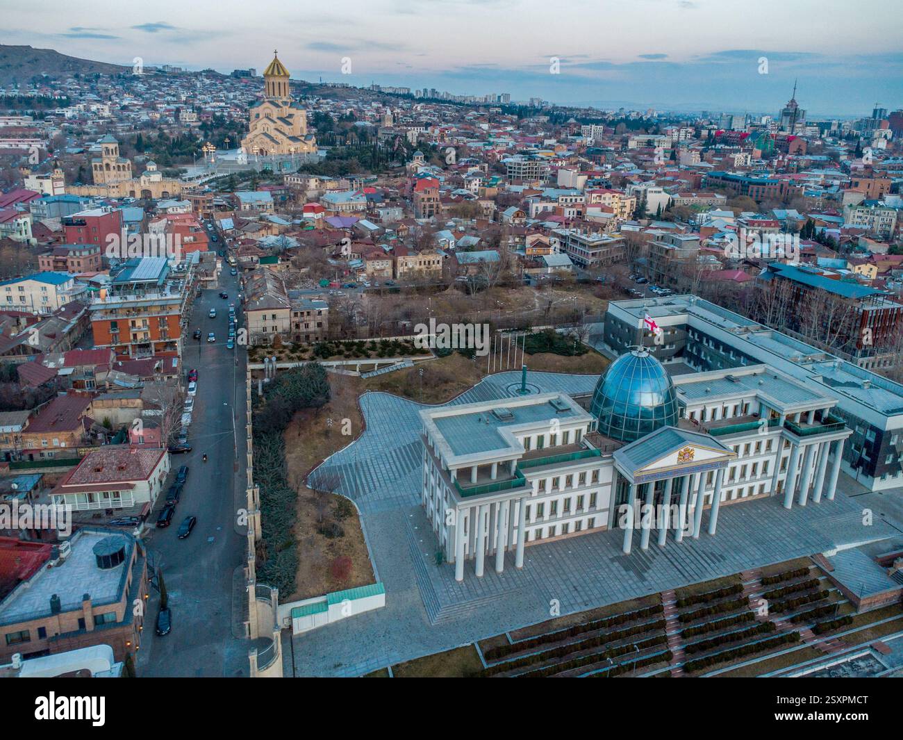Vue aérienne sur le Palais du Président (maintenant sans Président) à Tbilissi et la Cathédrale Sainte Trinité de Tbilissi au coucher du soleil Banque D'Images