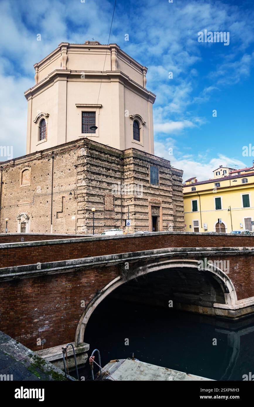 Église Santa Caterina à Livourne, Italie. Livourne a été fondée en 1017 comme l'une des petites forteresses côtières protégeant Pise., Italie Banque D'Images
