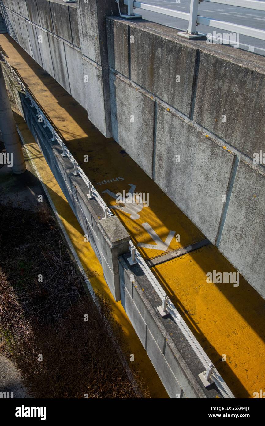 Parking déserté, ciel bleu clair et soleil d'hiver bas Banque D'Images