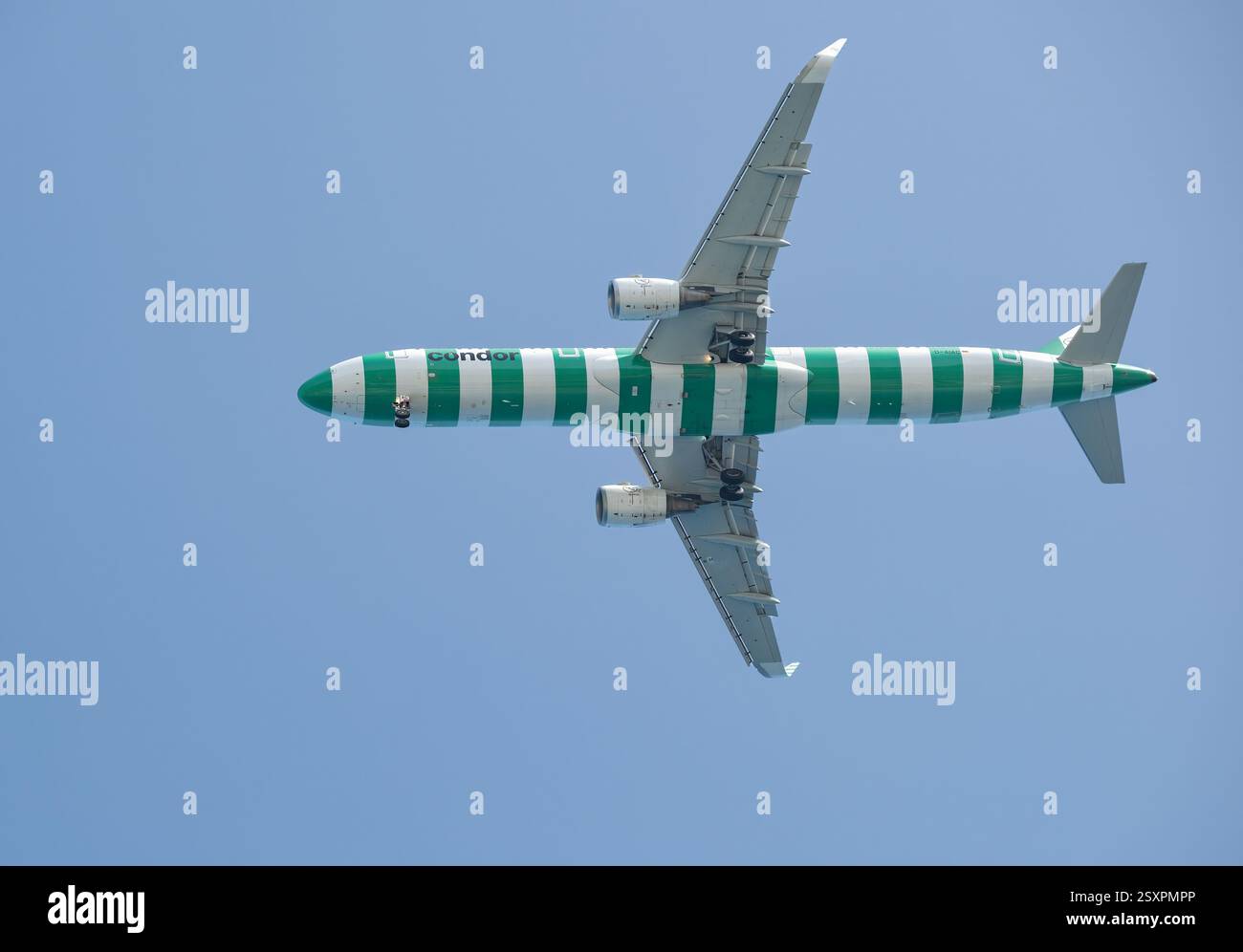 Rhodes Grèce. Un avion Condor Airlines à rayures vertes en approche pour atterrir à l'aéroport de Rhodes. Le rouge est l'un des cinq thèmes de couleur pour les avions Concondor Banque D'Images