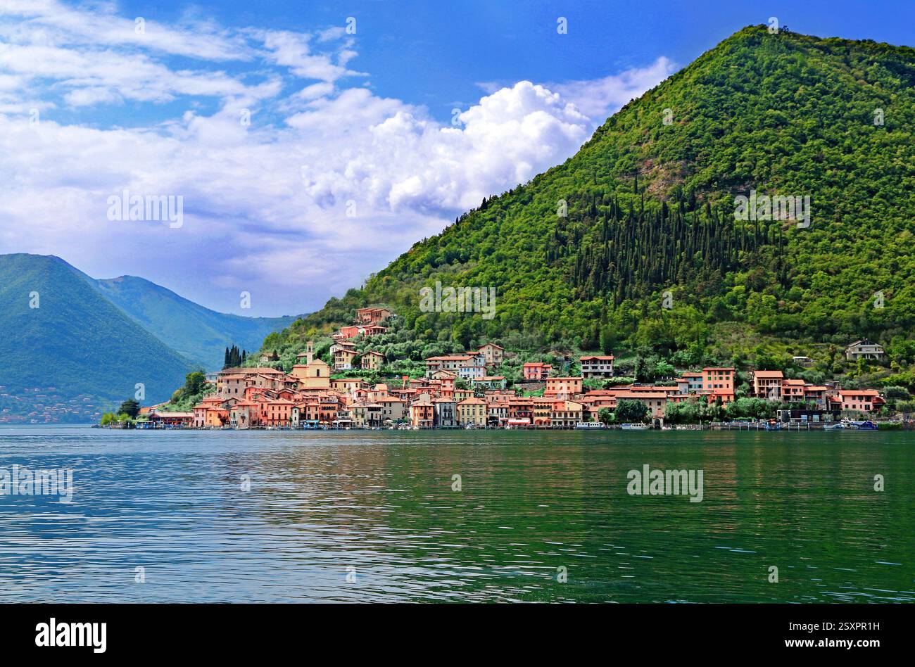Le petit village de pêcheurs de Maraglio sur l'île de Monte Isola dans le lac d'Iseo, Italie. Banque D'Images