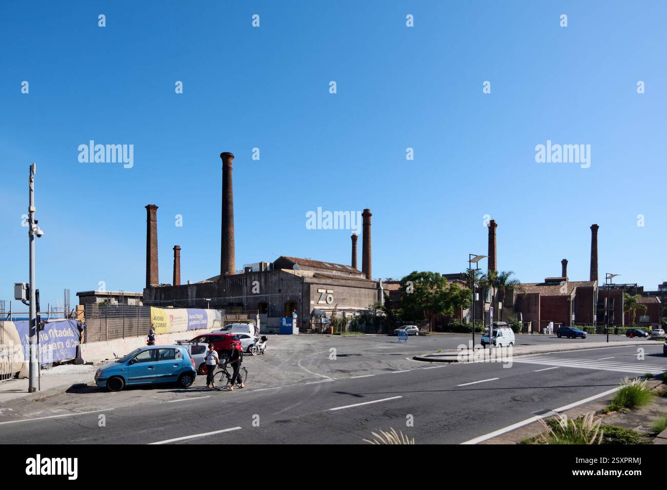 Catane. Italie - 25 février 2025 : ancienne usine avec plusieurs cheminées en briques, mettant en valeur l'architecture industrielle et l'histoire urbaine. Concept : indust Banque D'Images