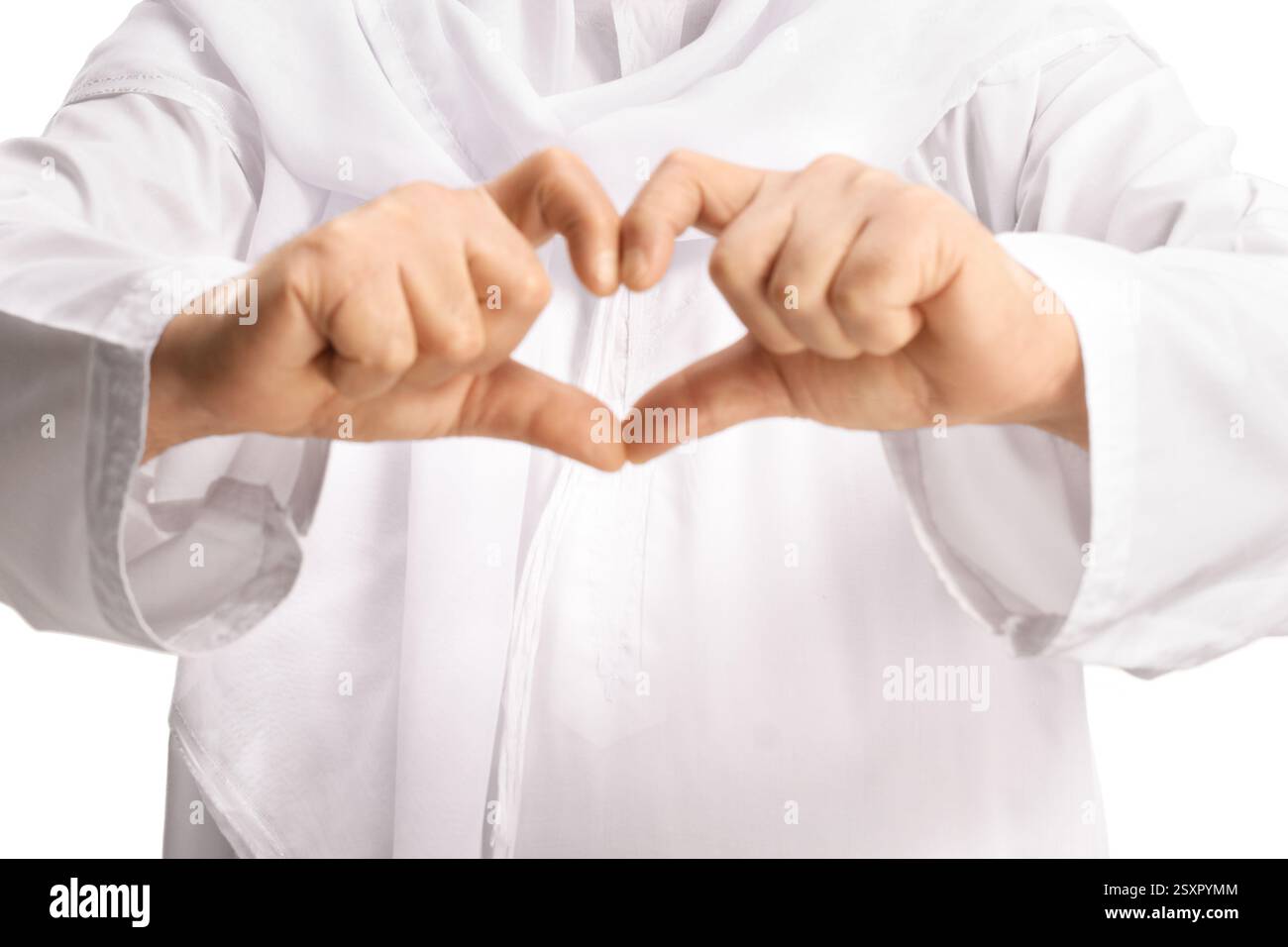 Homme arabe gestuel un symbole de coeur avec les mains isolées sur fond blanc Banque D'Images