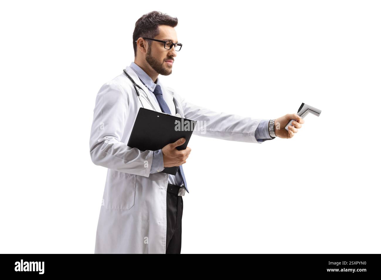 Médecin masculin mesurant la température avec un thermomètre distant isolé sur fond blanc Banque D'Images