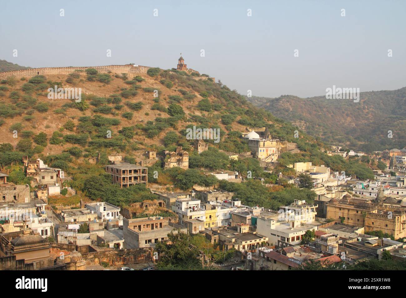 Fort de Jaigarh (Fort de la victoire), fortifications au sommet d'une colline près du Fort d'Amber, NR Jaipur, Inde. Il est situé sur Cheel ka Teel dans la chaîne d'Aravalli Banque D'Images