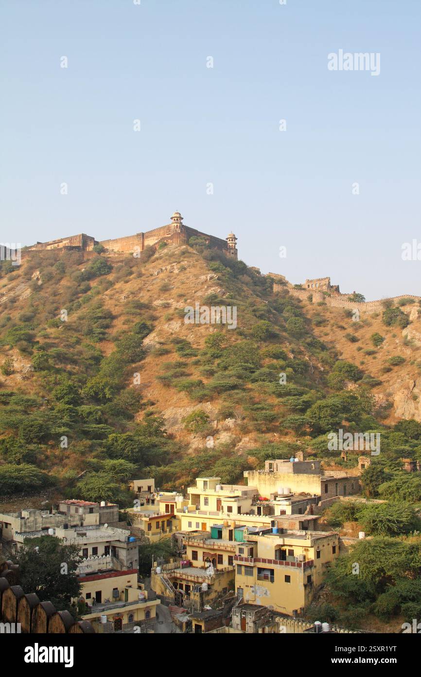 Fort de Jaigarh (Fort de la victoire), fortifications au sommet d'une colline près du Fort d'Amber, NR Jaipur, Inde. Il est situé sur Cheel ka Teel dans la chaîne d'Aravalli Banque D'Images