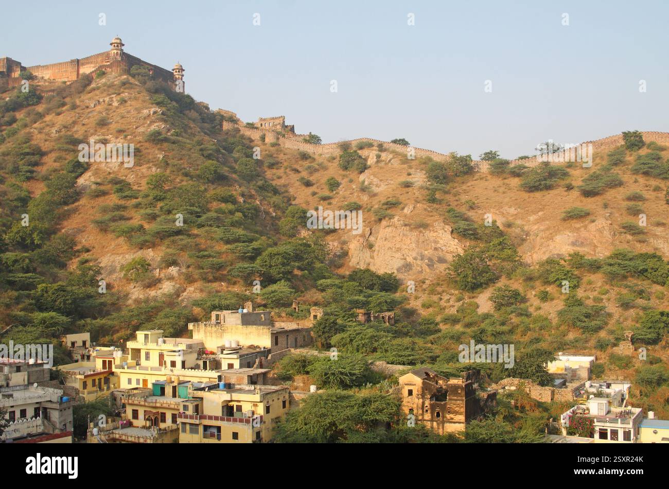 Fort de Jaigarh (Fort de la victoire), fortifications au sommet d'une colline près du Fort d'Amber, NR Jaipur, Inde. Il est situé sur Cheel ka Teel dans la chaîne d'Aravalli Banque D'Images