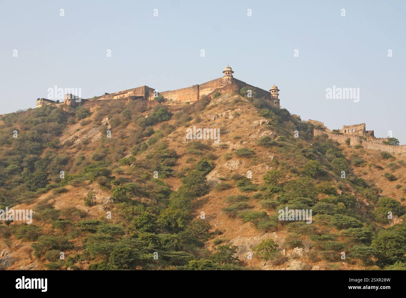 Fort de Jaigarh (Fort de la victoire), fortifications au sommet d'une colline près du Fort d'Amber, NR Jaipur, Inde. Il est situé sur Cheel ka Teel dans la chaîne d'Aravalli Banque D'Images