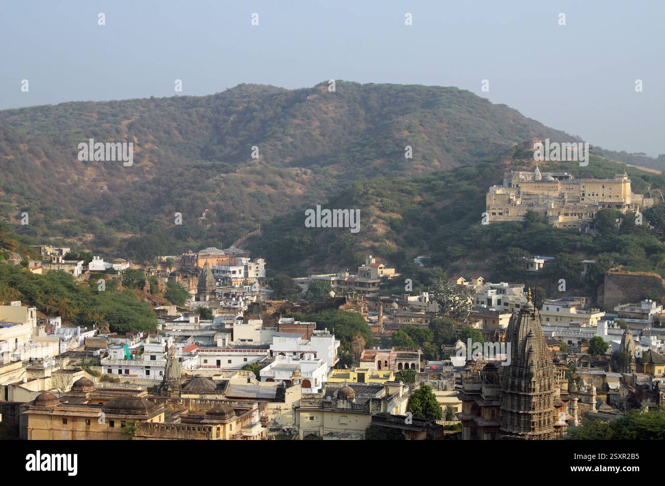 Vue sur la ville d'Amer depuis le Fort d'Amber (Fort d'Amer), y compris la chaîne d'Aravalli et le Temple Badrinath. Près de Jaipur, Rajasthan, Inde Banque D'Images