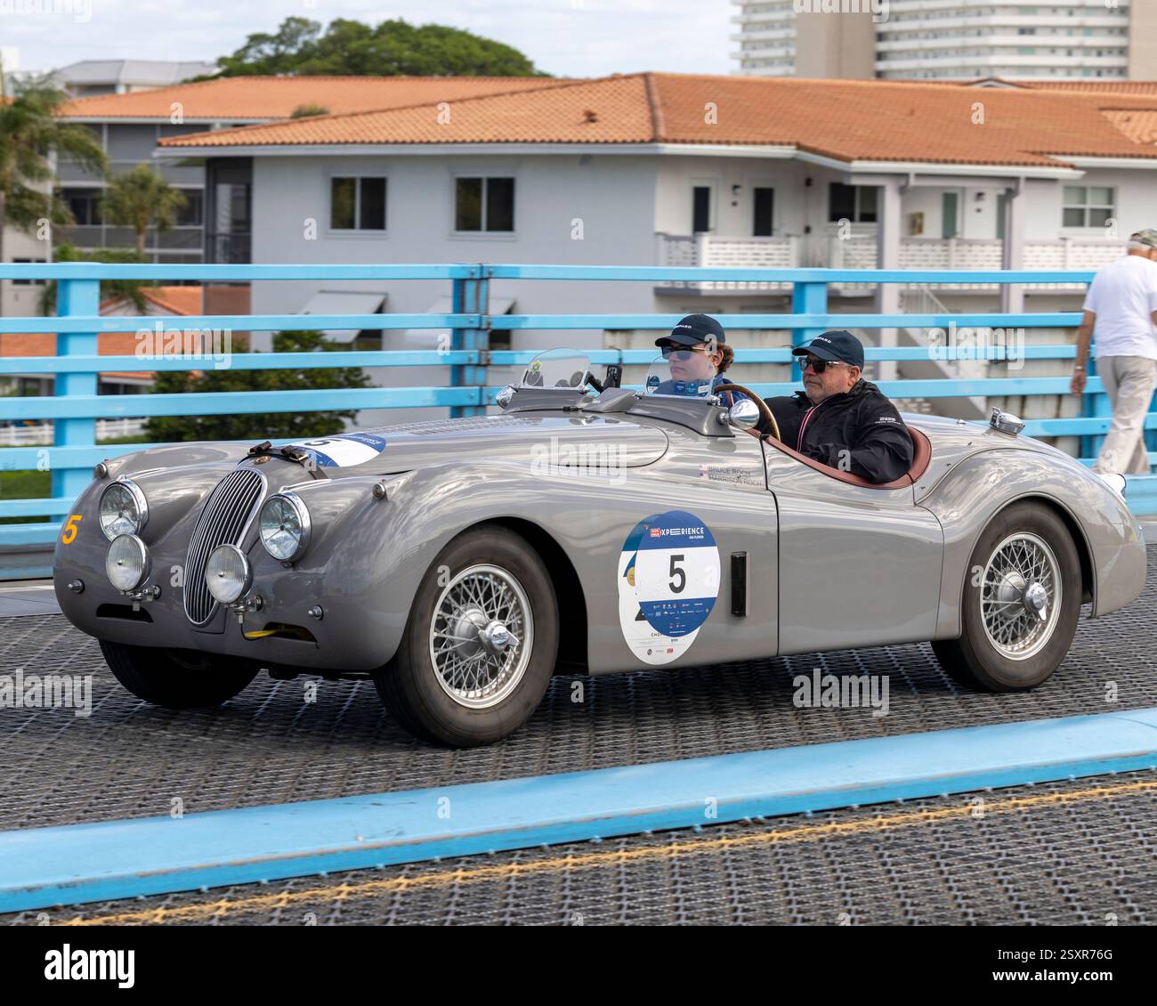 Une Jaguar XK120 participe à la course automobile Miglia Experience USA Florida 1000 à Deerfield Beach, FL, le 25 février 2025 Banque D'Images