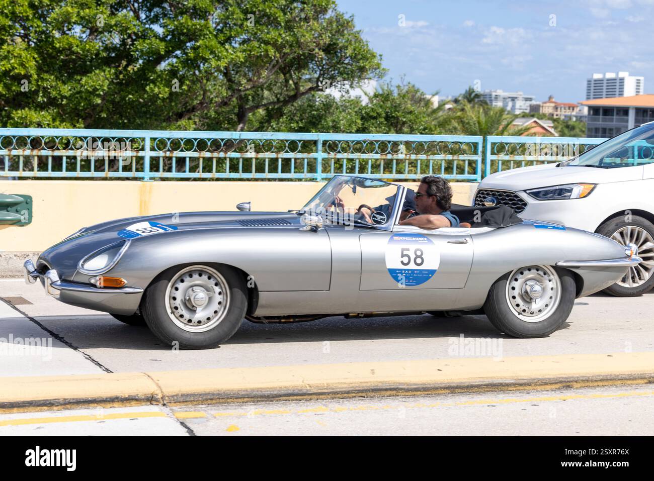 Une Jaguar E-type participe à la course automobile Miglia Experience USA 1000, Floride à Deerfield Beach, FL, le 25 février 2025 Banque D'Images