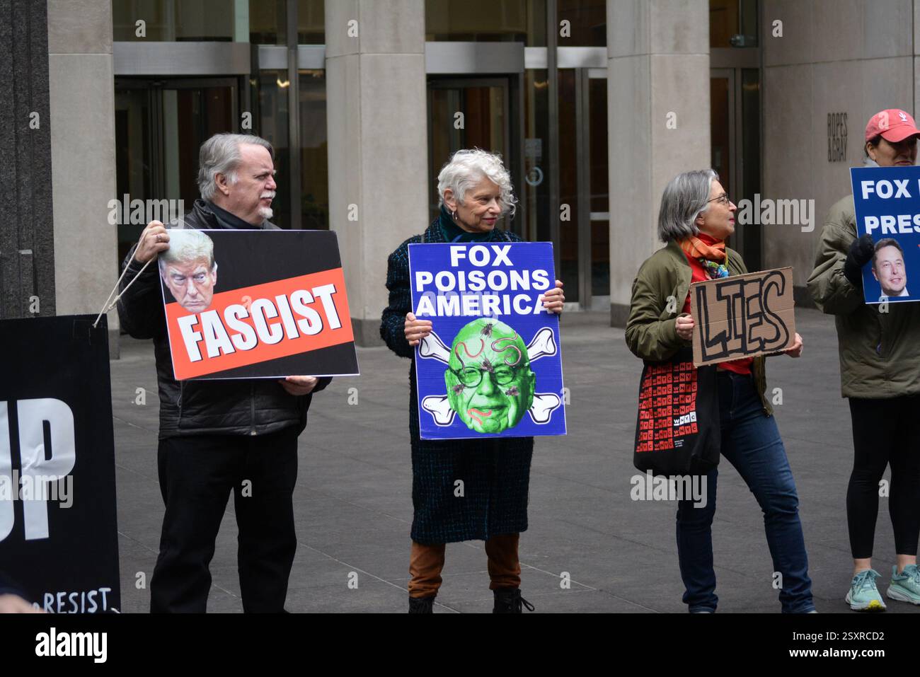 Manifestation contre Fox News devant le siège social du réseau à Midtown Manhattan. Banque D'Images
