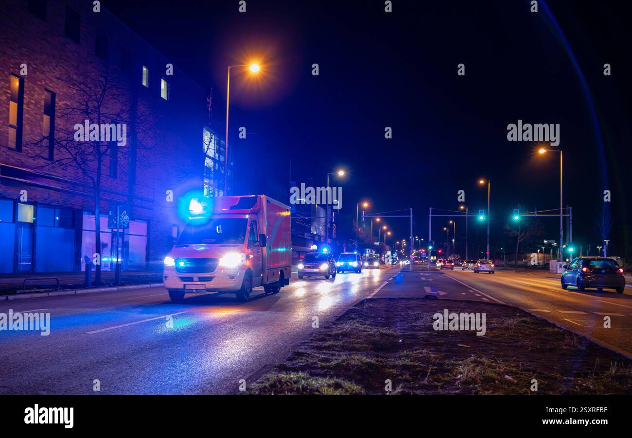 Ambulance la nuit à Berlin, Allemagne, ambulance, voiture de police en action sur une route Banque D'Images