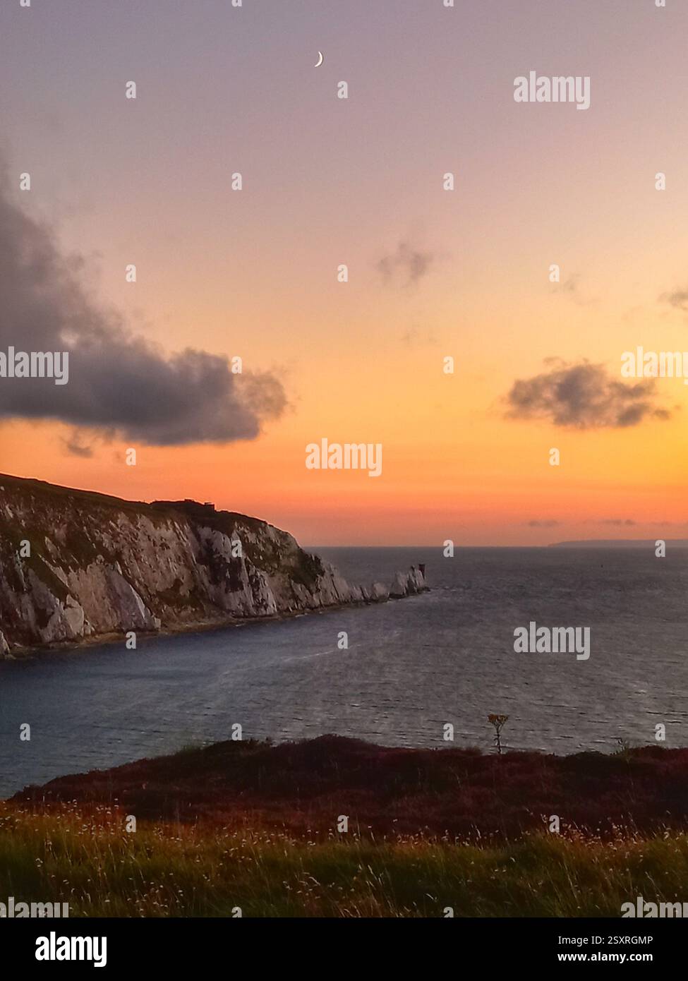 Les aiguilles et le phare à Sunset, île de Wight, Angleterre Banque D'Images
