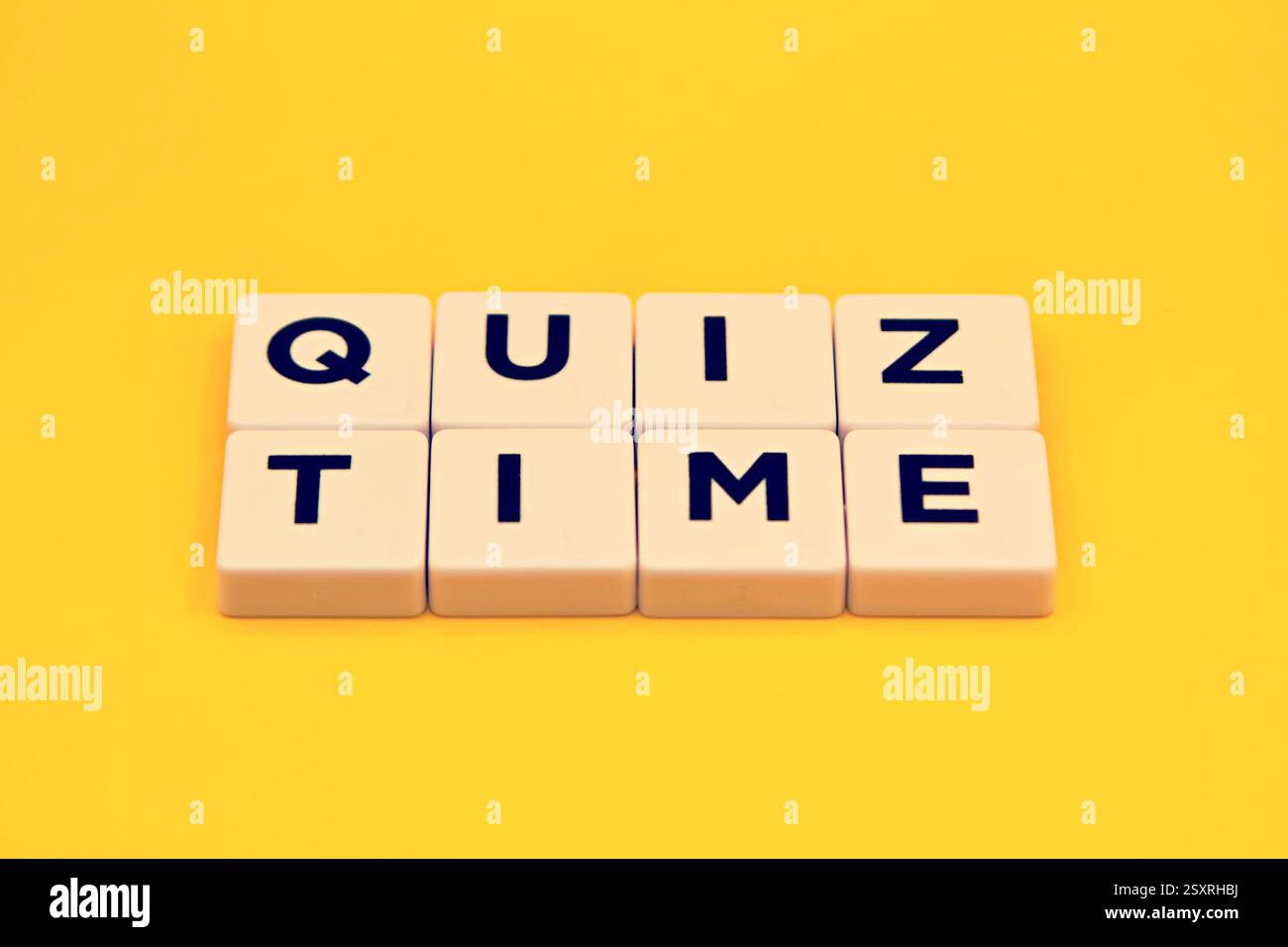 Les mots Quiz Time sur fond jaune. Le concept de répondre à des quiz ou à des jeux de quiz. espace texte Banque D'Images