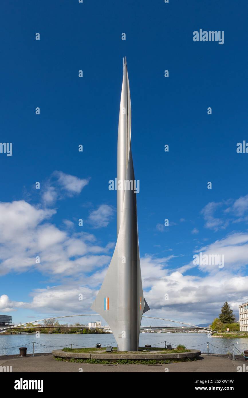 Bâle, Suisse - 02 avril 2024 : la sculpture de la frontière Tri-Land (Suisse, France, Allemagne) sur le point de rencontre du port de Bâle Banque D'Images