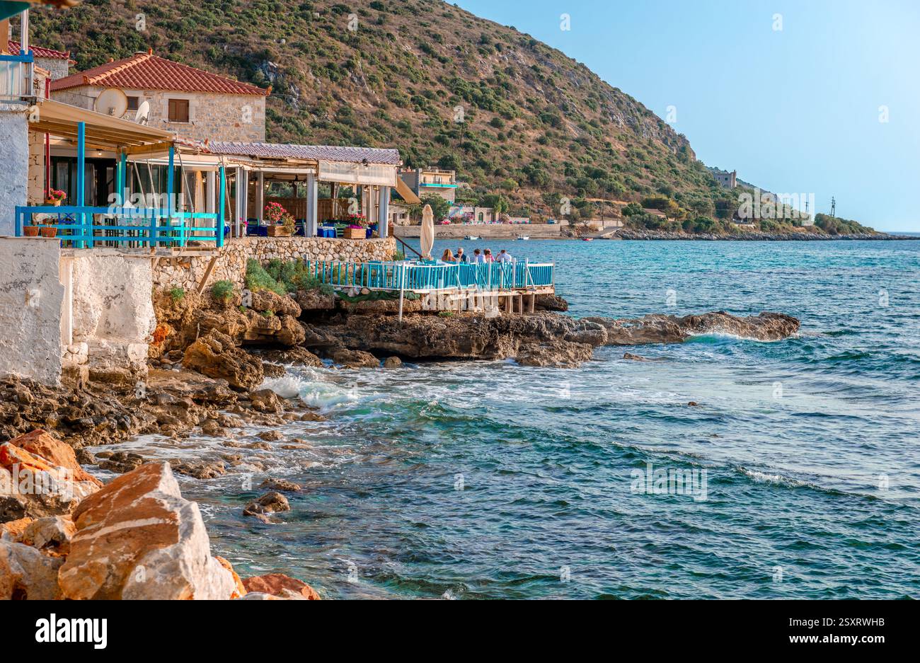 Taverne en bord de mer no Oitylo, avec vue splendide sur le golfe Laconien. Neo Oitylo est un pittoresque village de pêcheurs à East Mani, dans le Péloponnèse, en Grèce. Banque D'Images