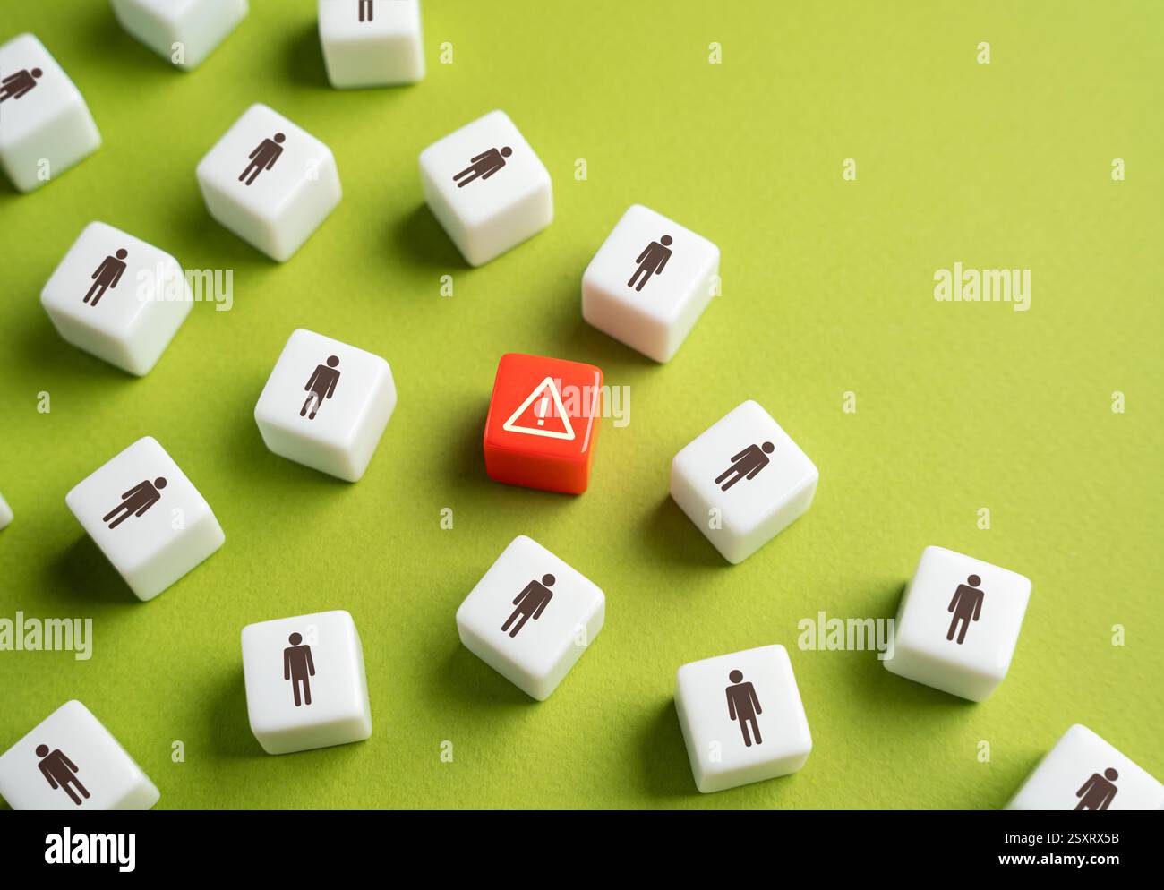 Signe de menace parmi les gens. Criminalité et éléments marginaux. Menaces terroristes et questions de sécurité. Maintenir la sécurité publique et faire face aux secus émergents Banque D'Images