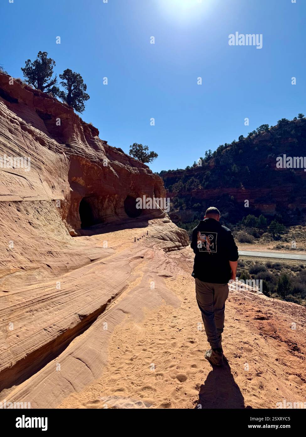 Homme devant les grottes de sable dans l'Utah - Image de stock capturée avec un smartphone