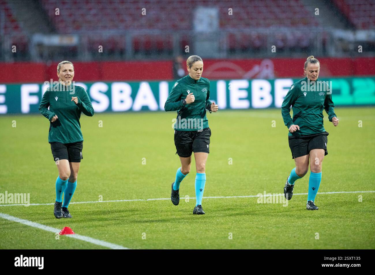 Fußball, UEFA Nations League Damen Nationalmannschaft Länderspiel Deutschland - Österreich am 25.02.2025 im Max-Morlock-Stadion in Nürnberg - Schiedsrichterteam. La réglementation DFB interdit toute utilisation de photographies comme séquences d'images et/ou quasi-vidéo. Banque D'Images