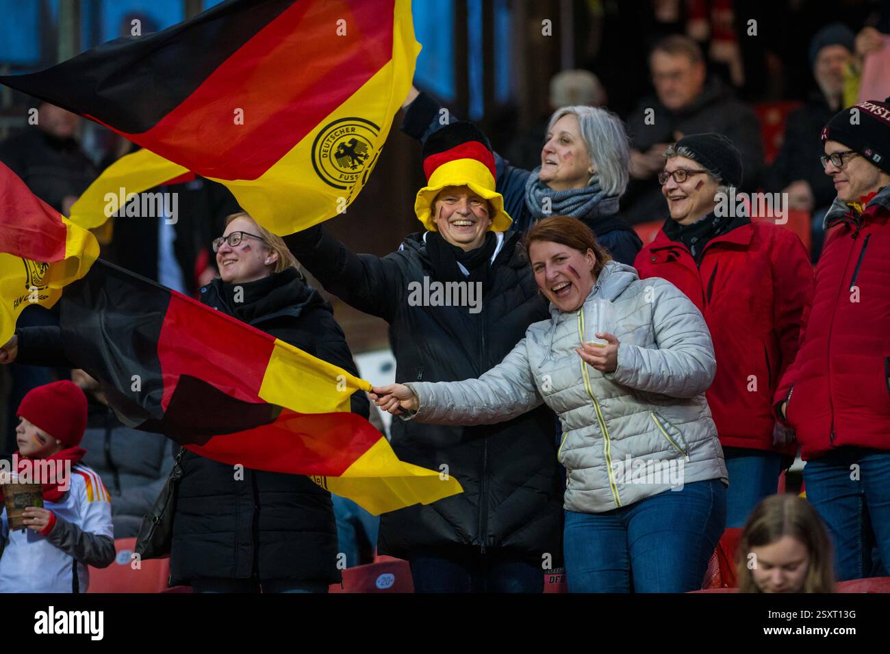 Fußball, UEFA Nations League Damen Nationalmannschaft Länderspiel Deutschland - Österreich am 25.02.2025 im Max-Morlock-Stadion in Nürnberg - Jubelnder Deutschland-Fan in der Menge. La réglementation DFB interdit toute utilisation de photographies comme séquences d'images et/ou quasi-vidéo. Banque D'Images