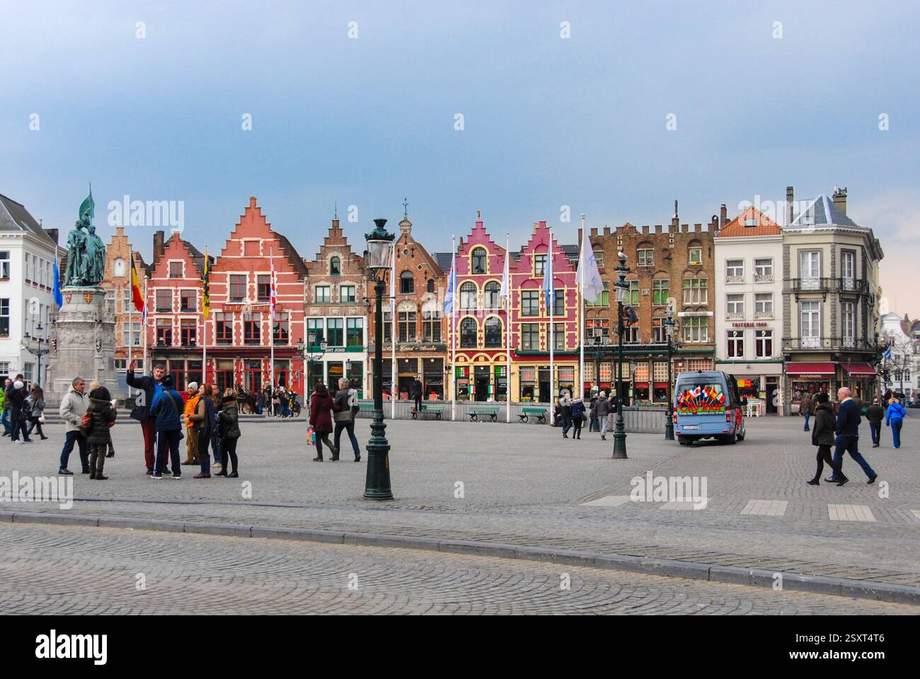 Bruges, Bruxelles, Belgique - 26 février 2016 : architecture colorée dans le Grote Markt de Bruges, Belgique Banque D'Images Bruges, Bruxelles, Belgique - 26 février 2016 : architecture colorée dans le Grote Markt de Bruges, Belgique Banque D'Images