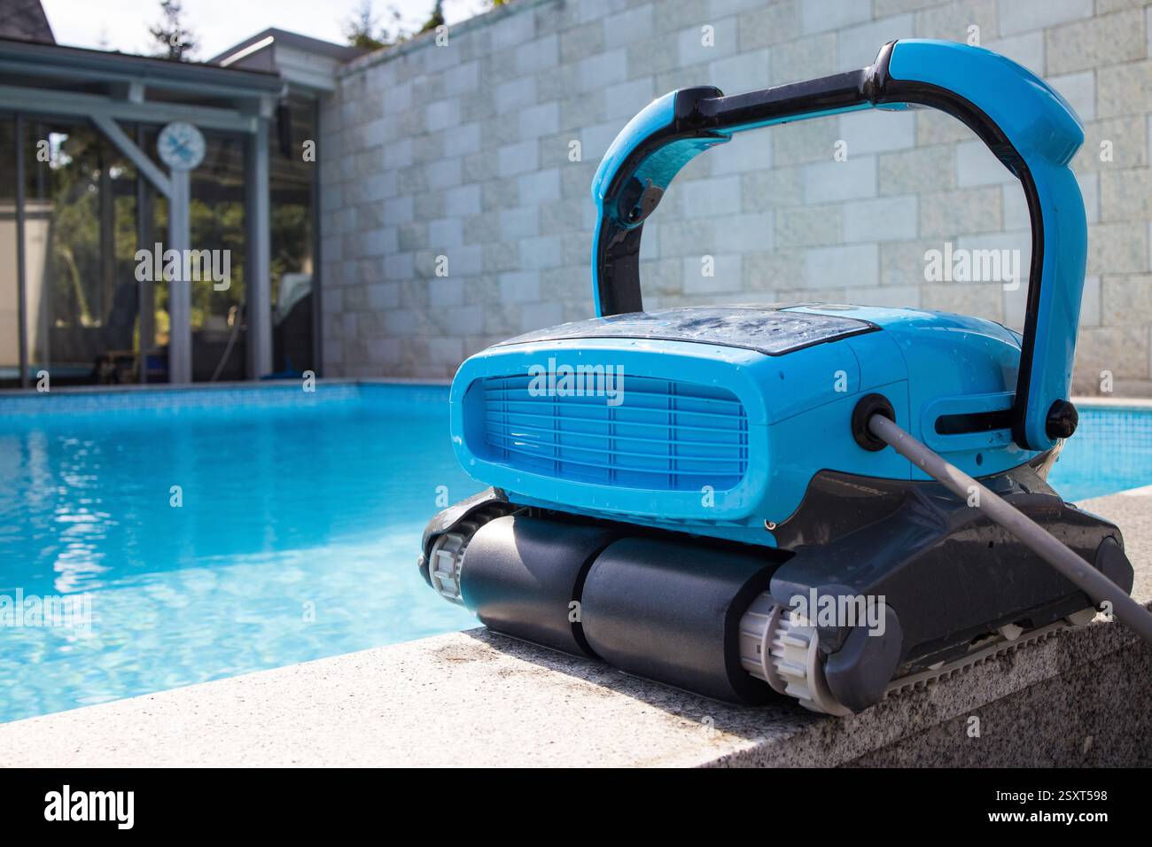 Le nettoyeur robotique de piscine se trouve près du séchage de la piscine Banque D'Images