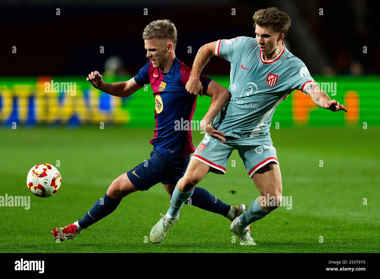 Barcelone, Espagne. 25 février 2025. Dani Olmo (FC Barcelone) affronte Pablo Barrios (Atletico de Madrid) lors du match de la Copa del Rey entre le FC Barcelone et l'Atletico de Madrid, au stade Lluis Companys le 25 février 2025 à Barcelone, Espagne. Foto : Siu Wu crédit : dpa/Alamy Live News Banque D'Images