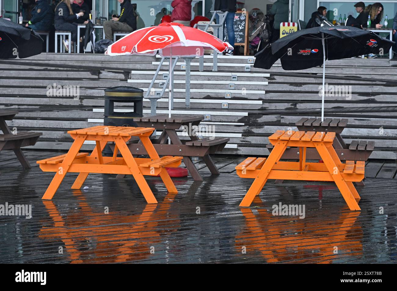 Deux tables orange devant le Pavillon par une journée humide à la Pier Head sur le plus long Pier Pleasure du monde à Southend on Sea. ROYAUME-UNI Banque D'Images