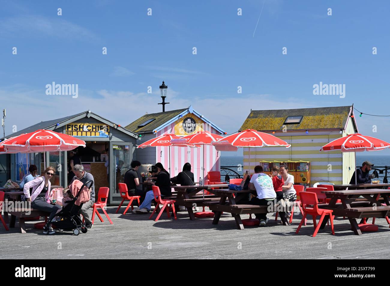 Les gens assis à l'extérieur du kiosque Fish & Chip à Pier Head sur le plus long quai de plaisance du monde à Southend on Sea, ville de Southend, Angleterre. Banque D'Images